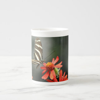 Taza de la porcelana de hueso de la mariposa