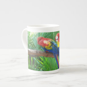 Taza de la porcelana de hueso de los Macaws del