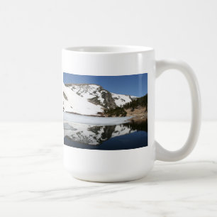 Taza de la reflexión de la montaña