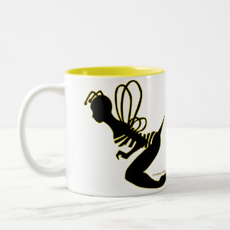 Taza de la silueta del chica de la abeja