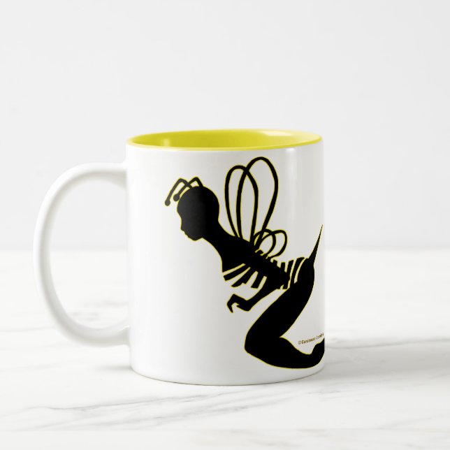 Taza de la silueta del chica de la abeja (Izquierda)