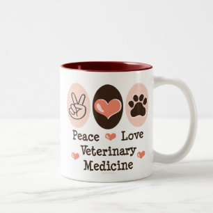 Taza de la veterinaría del amor de la paz