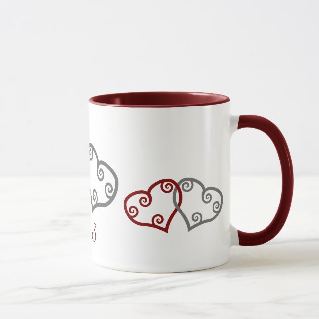Taza de los corazones del compromiso del monograma (Derecha)