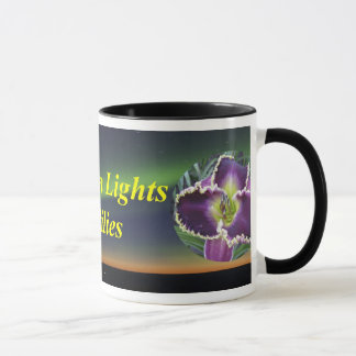 Taza de los Daylilies de la aurora boreal