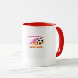 Taza de Mamá de Fútbol – Ella está detrás de cada 