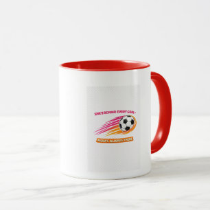 Taza de Mamá de Fútbol – Ella está detrás de cada 