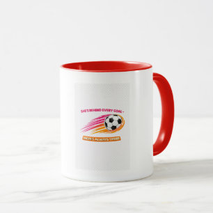 Taza de Mamá de Fútbol – Ella está detrás de cada 