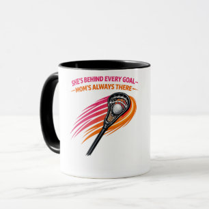 Taza de Mamá de Lacrosse – Ella está detrás de cad