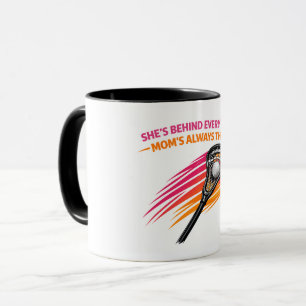 Taza de Mamá de Lacrosse – Ella está detrás de cad