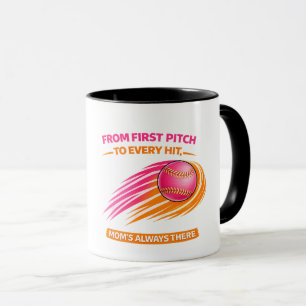 Taza de Mamá de Sóftbol – Desde el Primer Lanzamie