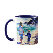 Taza de mamá y hijo caminando por la playa