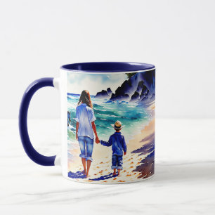 Taza de mamá y hijo caminando por la playa