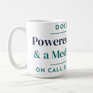 Taza de médico con la leyenda 'Funciona con café y