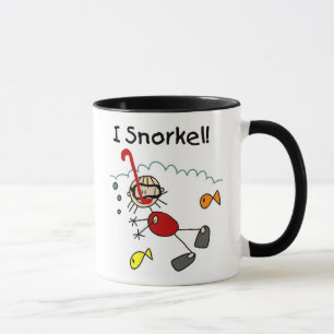Taza de niña haciendo snorkel