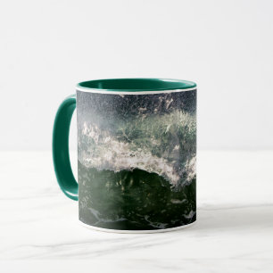 Taza de playa de ola de océano poderosa