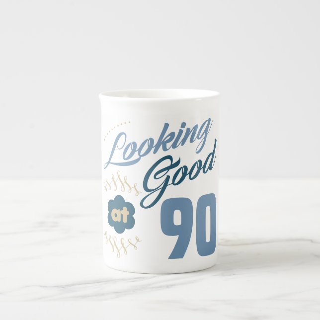 Taza De Porcelana 90.º cumpleaños que se ve bien (Frente)