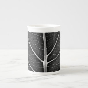 Taza De Porcelana Acercamiento de la hoja brillante en blanco y negr