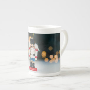 Taza De Porcelana Adorno clásico de Navidad cascanueces de SlipperyJ