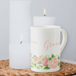 Taza De Porcelana Agua Gramita Floral Coral Rosa<br><div class="desc">tazas de porcelana de bonito para tu gramínea. Hermoso diseño floral acuático en tonos rosa coral y verde. Grammie está elegantemente escrito en tipografía de escritura a mano a ambos lados de la taza. La plantilla está configurada para que agregue su propio texto personalizado, como el año establecido, pero no...</div>