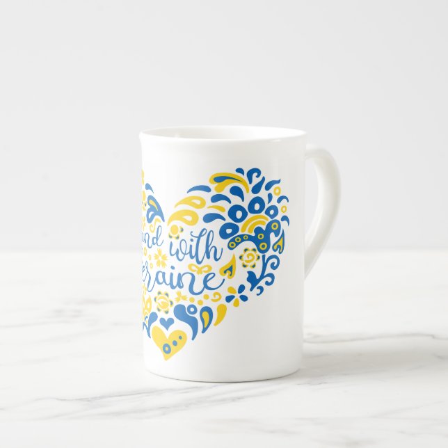 Taza De Porcelana Apoyar a Ucrania con letras y corazón (Derecha)