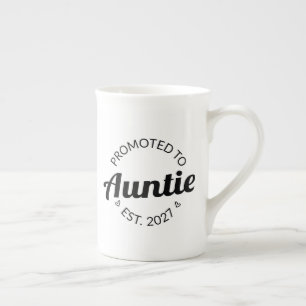 Taza De Porcelana Ascendida a Tía Est 2027 Nueva Tía