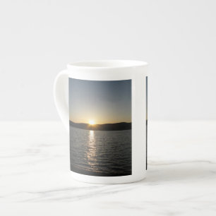 Taza De Porcelana Atardecer en el lago Onota: Vertical