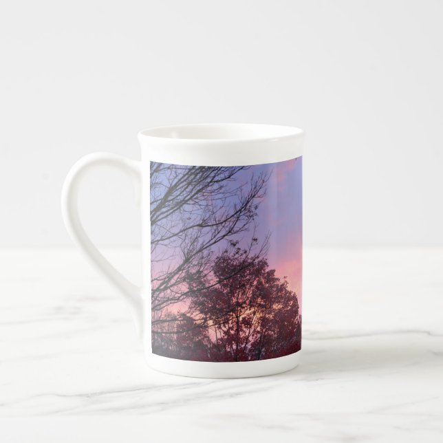 Taza De Porcelana Atardecer Rosa Cae Sobre Árboles (Izquierda)