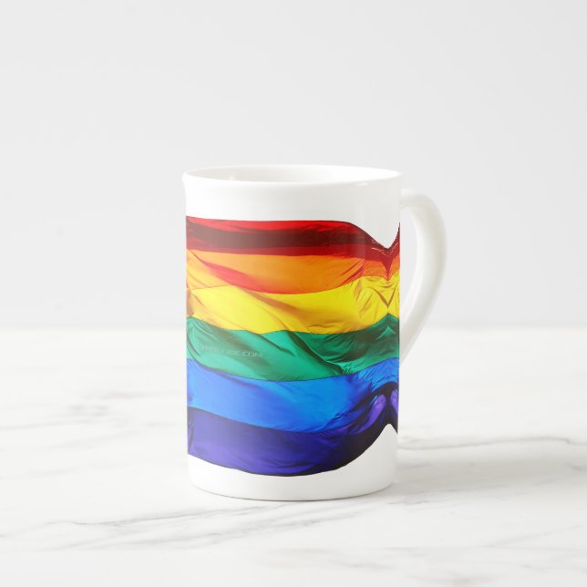 Taza De Porcelana Bandera del orgullo gay de SlipperyJoe ondeando co (Derecha)