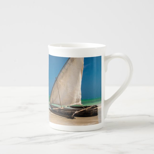 Taza De Porcelana Barco de pesca tradicional en la playa (Derecha)