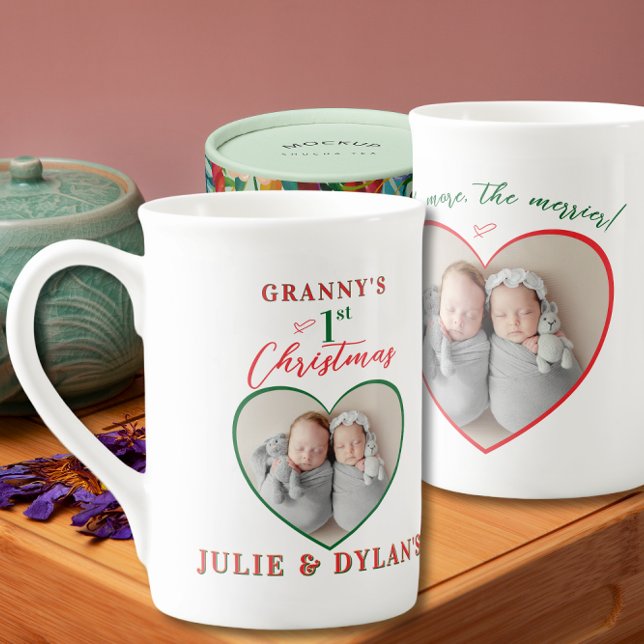 Taza De Porcelana Bebés gemelos Merrier Primer Navidad Regalo Abuelo (Twin Baby Merrier 1st Christmas Grandparent Gift Bone China Mug Grandma Grandpa Aunt Uncle Godmother)