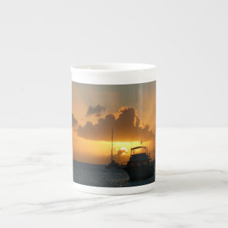 Taza De Porcelana Buques y el atardecer en la costa tropical