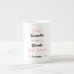 Taza De Porcelana Cada Brunette necesita a un mejor amigo rubio.