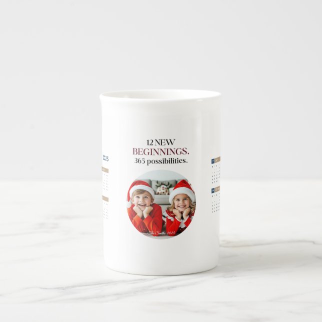 Taza De Porcelana Calendario personalizado 2025 (Frente)
