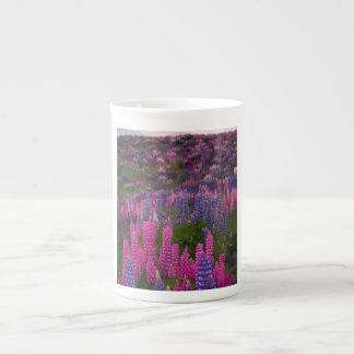 Taza De Porcelana Campo de Flores de Lupino Impresión estética en De