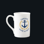 Taza De Porcelana Capitán Nombre Barco Ancla Armada de Laurel Estilo<br><div class="desc">Una taza de porcelana ósea personalizada con rango de capitán u otro título,  nombre de barco,  apellido u otro texto deseado. Con un ancla náutica diseñado por un personalizado,  hojas de laurel de estilo dorado y emblema de estrellas. Hace un gran regalo para cualquier ocasión.</div>