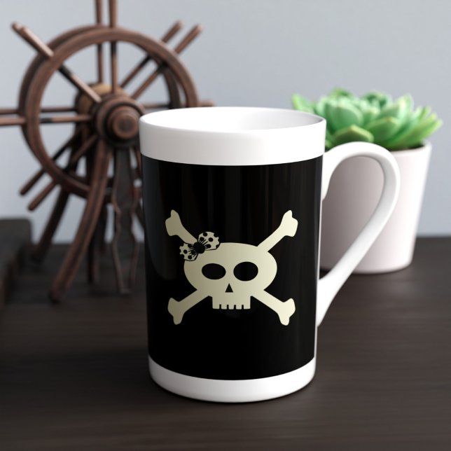 Taza De Porcelana Chica pirata de huesos de cráneo y cruces (Ahoy! Add yer name to this cute skull and crossbones bone china mug and set sail for a lovely brew)
