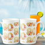 Taza De Porcelana Colorida Floral 80 cumpleaños número de oro 80 Fie<br><div class="desc">80 cumpleaños barrido de regalo con colorido patrón de oro número 80 decorado con flores de bonito. Diseño femenino y elegante con acuarelas florales en tonos rosa naranja amarillo y violeta. Perfecto para la celebración de los 80 años, almuerzo de cumpleaños primavera o verano, fiesta de té de jardín, etc....</div>