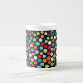 Taza De Porcelana Coloridos puntos de polka en un fondo oscuro