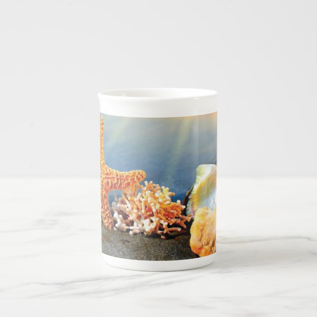 Taza De Porcelana conchas de mar y estrellas de mar en la playa (Frente)