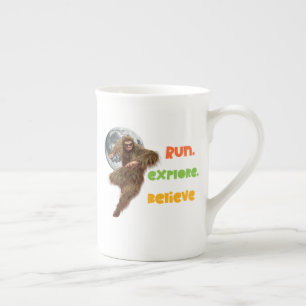 Taza De Porcelana Corriendo Aventura Sasquatch Creer Diseño
