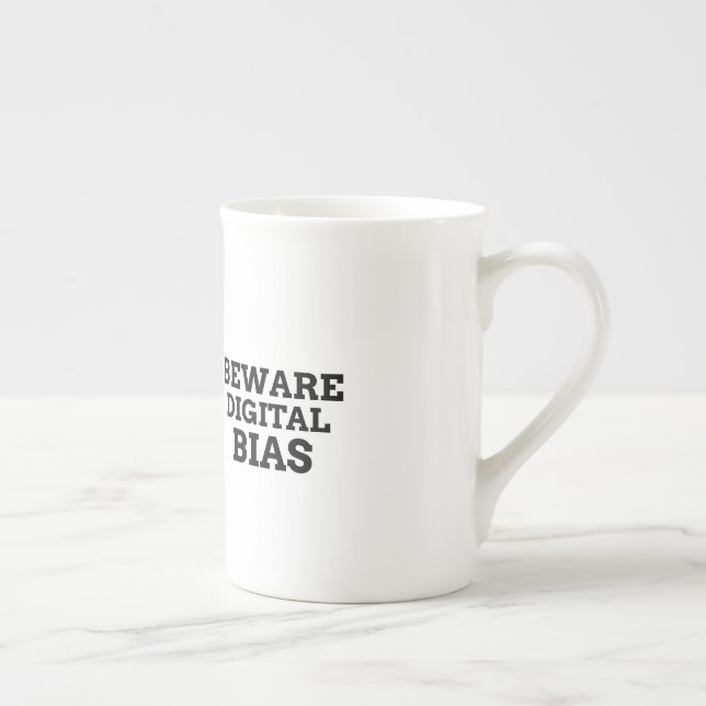 Taza De Porcelana Cuidado con el sesgo digital (Derecha)