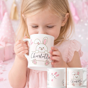 Taza De Porcelana Cumpleaños de la linda chica conejo rosa jugando a