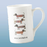 Taza De Porcelana Dachshund Sausage Dog Personalizado<br><div class="desc">Pequeña salchicha de Dachshund o perritos de peluquería en ropa de cama de lana. Perfecto para los amantes de los perros y los paseantes. Nombre moderno de la tipografía. Arte original de Nic Squirrell. Cambie el nombre a personalizar.</div>