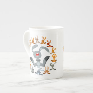 Taza de porcelana de hueso con conejos de dibujos 