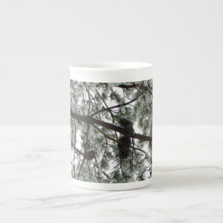 Taza De Porcelana Debajo de la foto del invierno de un pino cubierto