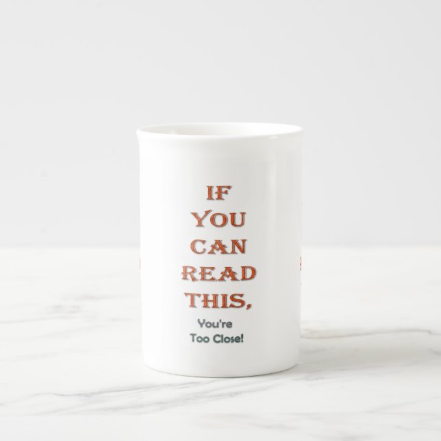 Taza De Porcelana Demasiado cerca (Frente)