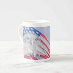 Taza De Porcelana El águila calva y la bandera estadounidense