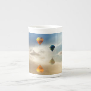 Taza De Porcelana El aire caliente hincha la reflexión del agua