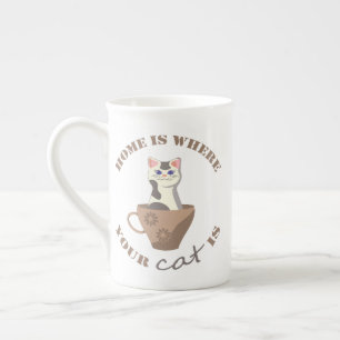 Taza De Porcelana El texto divertido en casa es donde su gato está e