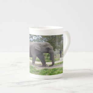 Taza De Porcelana Elefante en camino boscoso